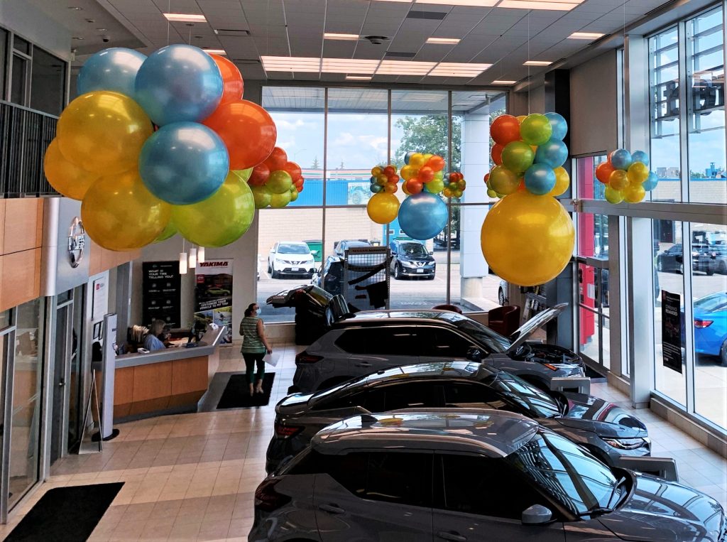 Nissan dealership with balloons for a corporate event Nissan dealership with balloons for a corporate event